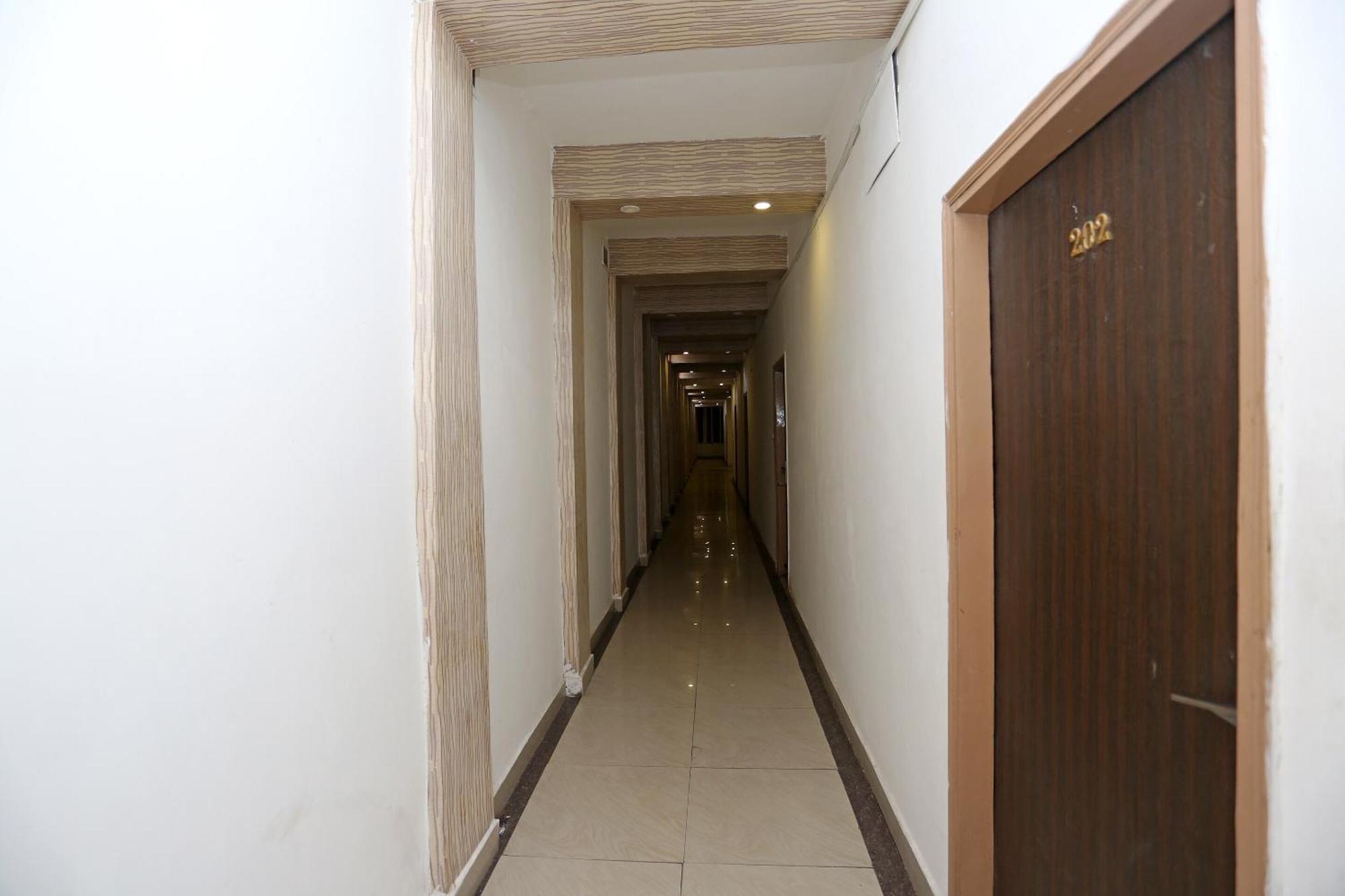 Super Oyo Flagship 4957 Hotel China Town Bhairaun Ghāt Exterior foto